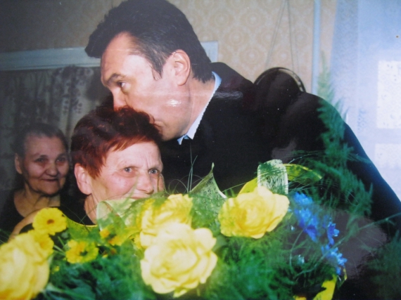 Виктор Янукович целует первую учительницу Анну Дмитриевну Зогонову