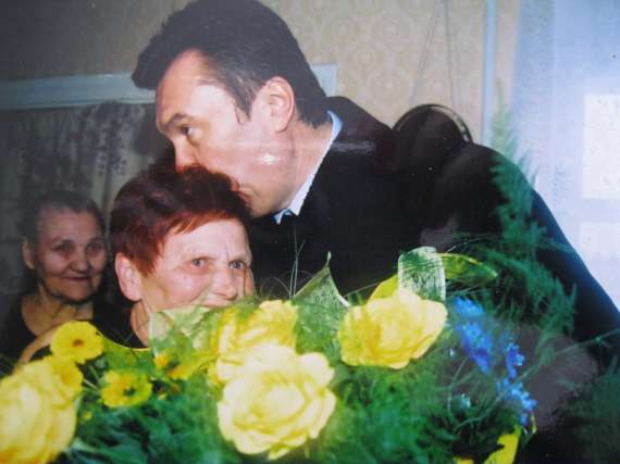 Віктор Янукович цілує першу вчительку Ганну Дмитрівну Зогонову