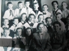 На архивном фото Витя Янукович в верхнем ряду третий слева