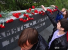 К памятникам приносили цветы и игрушки