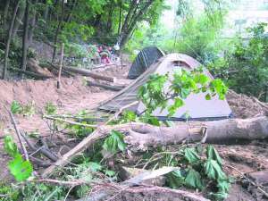 Місце прокладання дороги між будинками на столичній вулиці Кіквідзе активісти перегородили уламками дерев, сіткою-рабицею. Поставили три намети