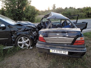 Аварія з участю машини нардепа-”регіонала” Антона Яценка Mercedes GL – 500 сталася на 198-му кілометрі траси Київ – Одеса неподалік міста Умань на Черкащині 1 вересня. Авто в’їхало в Daewoo Nexia, що розверталася на дорозі. Її водій Дмитро Гуртовий загинув, троє його пасажирів скалічились. З Mercedes’а ніхто по допомогу не звертався. Яценко запевняє, що його на місці аварії не було, авто належить сестрі