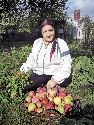Лідія ДУБИКІВСЬКА-КАЛЬНЕНКО. Народилася 28 травня 1962 року в селі Ріжки Таращанського району на Київщині. Після восьмирічної школи закінчила Корсунь-Шевченківське педагогічне училище, історичний факультет Київського державного педагогічного інституту імені Олексія Горького. Вчителювала в Богуславі та Білій Церкві на Київщині. З 1997 року – завідувач відділу архівів столичного Музею Івана Гончара.
2007-го видала збірку поезій ”Доля, або Переходжу Стікс”. Захоплюється етнопсихологією, українським народним співом. Слухає фольк-рок і симфо-рок. Улюблена книжка – ”Маленька господиня великого будинку” Джека Лондона.
Заміжня за художником Володимиром Кальненком, мають 18-річного сина Ладомира
