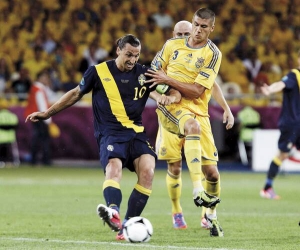 Златан Ібрагімович (ліворуч) та Євген Хачеріді під час матчу Євро-2012 Україна – Швеція. 18 вересня ці футболісти можуть зіграти один проти одного в поєдинку Ліги чемпіонів ”ПСЖ” – ”Динамо”