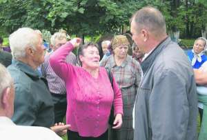 Пайовики з села Сальниця Хмільницького району сваряться з директором фермерського господарства ”Відродження” Анатолієм Пучкою (крайній праворуч). Таміла Бойко (посередині) каже, що в сусідньому селі дають вчетверо більше за пай