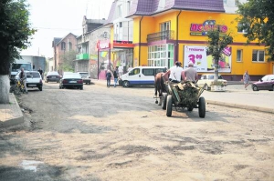 Центральна вулиця міста Хирова носить ім’я Василя Стуса. Востаннє капітальний ремонт тут робили понад 20 років тому