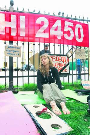 Під парканом Верховної Ради сидить активістка руху ”Відсіч” Катерина Чепура. Виступає проти ухвалення закону ”Про порядок організації і проведення мирних заходів”