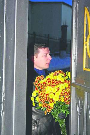 Олег Ляшко із квітами для Юлії Тимошенко біля входу до Качанівської колонії: ”Хочу і можу зустрітися”