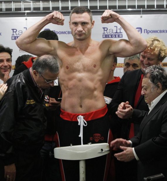 Виталий Кличко выиграл взвешивание у немецкого боксера