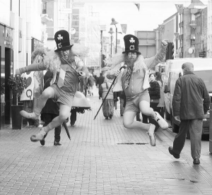 Під час осіннього фестивалю казок на вулицях ірландських міст перехожих розважають актори в костюми тролів та відьмаків