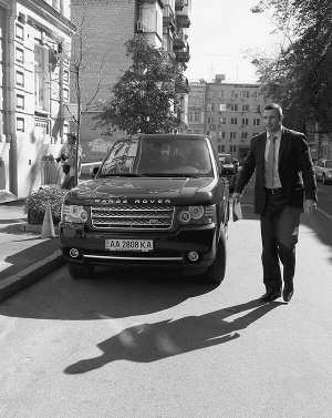 Голова партії  УДАР Віталій Кличко приїхав на прес-конференцію за кермом свого ”Рендж Ровера”. 11 вересня