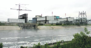 Третій та четвертий енергоблоки (ліворуч) Хмельницької атомної електростанції почали зводити в місті Нетішин 1981 року, однак 1990-го будівництво зупинили, бо Верховна Рада оголосила мораторій на зведення атомних електростанцій