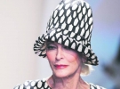 Найстаріша американська модель Кармен Делль’Орефайс демонструє капелюшок від модного дому ”Марімекко”