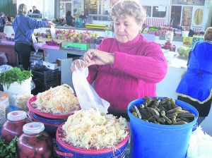 Вінничанка Клавдія Сеник торгує на ринку Урожай квашеною капустою власного виробництва. За день продає три-чотири кілограми по 15 гривень. Квасить капусту сортів Авако, Агресор, Мандарин