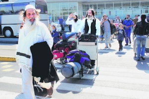 Хасиди з Ізраїлю прибувають до аеропорту ”Бориспіль” у вівторок. За перевезення до Умані на Черкащині, де розташована могила духовного лідера хасидів рабина Нахмана, приватні перевізники просять по 25-30 доларів із кожного паломника