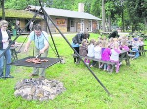 Після прогулянки звіринцем у маєтку польського графа Попеля гостей пригощають гамбургерами із м’ясом бізонів і смаженими на грилі ковбасками
