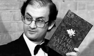 &quot;Сатанинські вірші&quot; були опубліковані 26 вересня 1988 року, але після тиску лідера пакистанської партії Джамаат-і-Ісламі, заборонені урядом Раджива Ганді через дев'ять днів після виходу. Багато хто вважає цю книгу першою в ряді творів, які підіймають завісу над &quot;істинним обличчям Ісламу&quot;