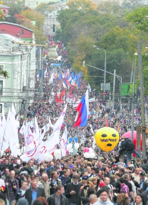 Учасники опозиційного ”Маршу мільйонів” ідуть проспектом Сахарова у російській столиці Москві у суботу, 15 вересня. Люди вимагають відставки президента Володимира Путіна, нових виборів до Державної думи та звільнення політв’язнів. А також — не підвищувати тарифів на комунальні послуги