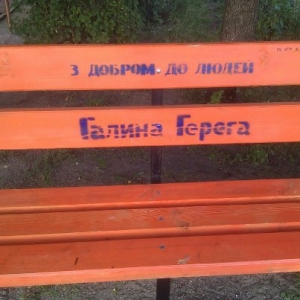 Такие скамейки установлены по всему Деснянскому району