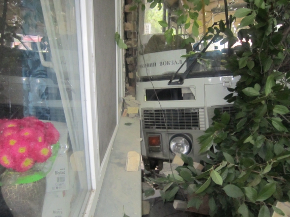 Маршрутка сначала столкнулась с легковушкой, проломила забор и врезался в стену частного дома