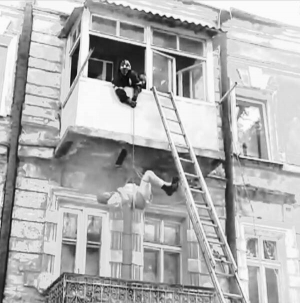 17 вересня рятувальники спускають чоловіка з паралізованою ногою з балкона другого поверху палаючого будинку на вулиці Адмірала Лазарєва, 27 в Одесі