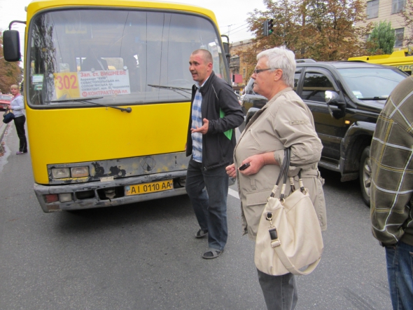 Маршрутка, начебто, підрізала позашляховика