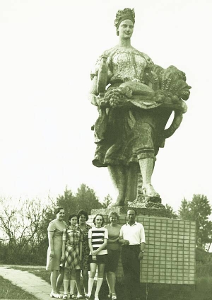 Фотокартка з виставки ”Черкаси. Історія твого міста”. На ній Ірина Дєвляшкіна (у центрі) з ріднею. Річковий порт. 1977 рік