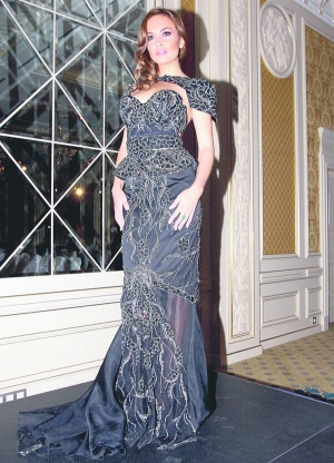 У найдорожчій сукні позує Юлія Воронова, донька мільйонера Ігоря Воронова. Британська дизайнерка Деббі Вінгхем кожен із 50 тисяч швів робила вручну