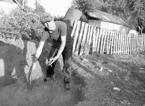 Ігор Ковальчук показує місце біля свого будинку в селі Жежелів Козятинського району Вінницької області, де знайшов першу авіабомбу. Натрапили на неї, коли ломом рили канаву