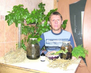 Полтавець Олег Горовий робить настоянки від різних недуг. Винайшов рецепт із 12 трав. Дозування підбирає за самопочуттям пацієнтів