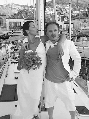 Телеведучий Ігор Посипайко з дружиною Анною Король на палубі яхти після весільної церемонії на грецькому острові Ідра