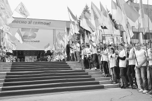 21 вересня на сходах до Миколаївського палацу культури із прапорами стоять студенти. Чекають на приїзд президента Віктора Януковича
