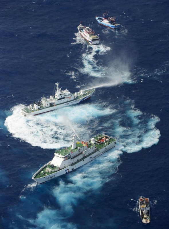 Тайванські кораблі також використали водомети