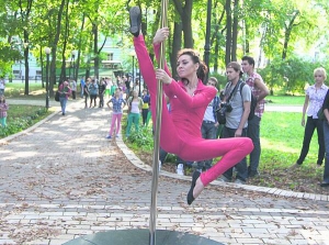 Киянка Анжеліка Юхименко танцює на пілоні у столичному Маріїнському парку. Півроку тренувалася щодня по дві-три години