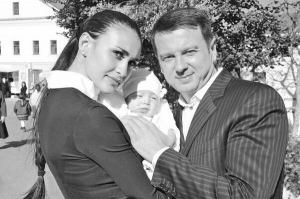 Бізнесмен і продюсер Тимофій Нагорний із цивільною дружиною Ренатою Гернер і донькою Ніколь у Києво-Печерській лаврі після хрестин. 2009 року він розлучився з гімнасткою, олімпійською чемпіонкою Лілією Подкопаєвою