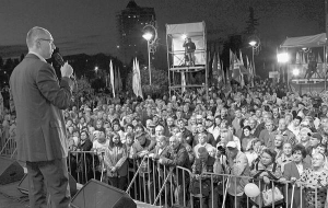 Голова Ради Об’єднаної опозиції ”Батьківщина” Арсеній Яценюк виступає перед трьохтисячним мітингом у місті Бровари на Київщині. 24 вересня