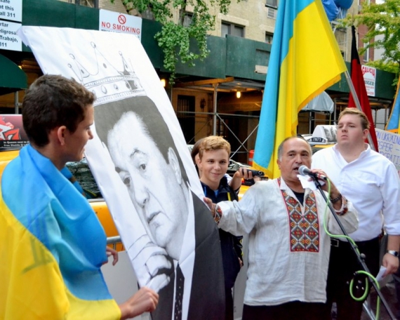 "Верните демократию Украине, отправив диктатора Януковича и его гангстеров в Россию", - говорят митингующие