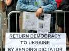 &quot;Поверніть демократію Україні, відправивши диктатора Януковича та його гангстерів в Росію&quot;