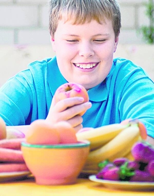 Ожиріння у дітей буває через спадковість і харчування. Лікарі радять замість солодкого давати їм фрукти та сухофрукти