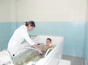 Пацієнт Полтавського санаторію для дітей з порушеннями опорно-рухового апарату проходить процедуру гідротерапії. Вона відновлює втрачені функції суглобів, внутрішніх органів, м’язів