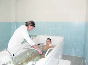 Пацієнт Полтавського санаторію для дітей з порушеннями опорно-рухового апарату проходить процедуру гідротерапії. Вона відновлює втрачені функції суглобів, внутрішніх органів, м’язів