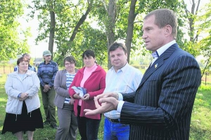 Народний депутат Володимир Зубик (праворуч) під час зустрічі із мешканцями села Миташівка Драбівського району