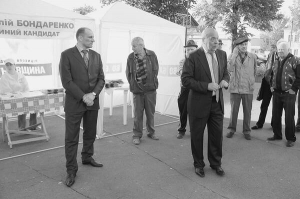 Народний депутат Геннадій Москаль (у центрі) представляє мешканцям Ватутіного єдиного кандидата від об’єднаної опозиції у 199 окрузі Анатолія Бондаренка (ліворуч)