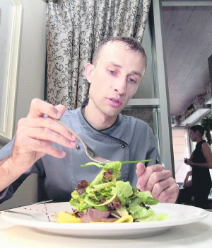 Шеф-кухар столичного ресторану ”Бельмондо” Богдан Турчин показує, як подавати французький салат із качиних шлунків, гусячої печінки та салатного листя. Поливає страву соусом із меду та гірчиці