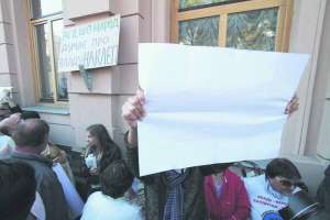 1 жовтня під комітетами Верховної Ради протестують проти ухвалення в другому читанні законопроекту про наклеп. Прийшло близько трьохсот людей