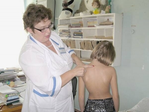 Черкаський ортопед Тетяна Ільченко оглядає спину 10-річної Анни Вакуловської. Вона через спазмований м’яз шиї тягне голову вправо. Також має викривлення хребта