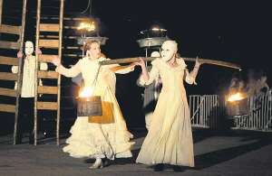 Актори львівського театру ”Воскресіння” показують вуличну виставу ”Вишневий сад” на площі перед університетом імені Франка 29 вересня