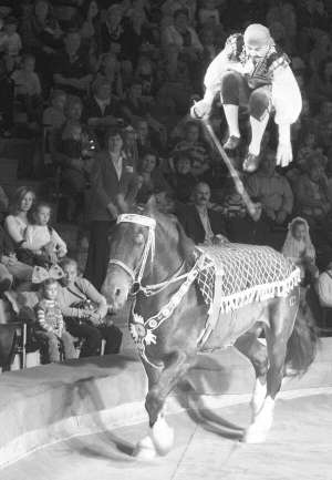 Артист Руслан Яремчук жонглює на коні в столичному цирку під час нової програми ”Цирк класичний, фантастичний!” 4 жовтня