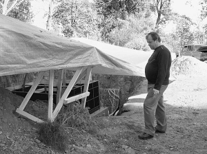 Ігор Гадовський стоїть на старому кладовищі міста Судова Вишня Мостиського району Львівщини. Тут були поховані шестеро його родичів