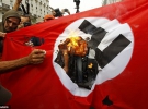 Люди показательно сожгли нацистский флаг
